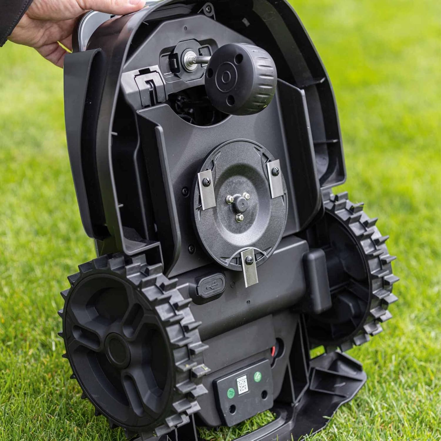 Scheppach Black Edition Roboter-Rasenmäher RRMA300, bürstenlose Rasenfläche, 300 m², Schnittbreite 160 mm, Schnitthöhe 20 – 50 mm, Steigungen bis zu 25 %, geringe Geräuschentwicklung, inklusive Zubehör – Bild 7